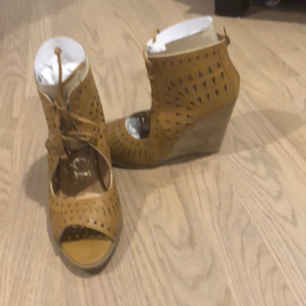 Really stylish wedge sandals with cutout pattern.